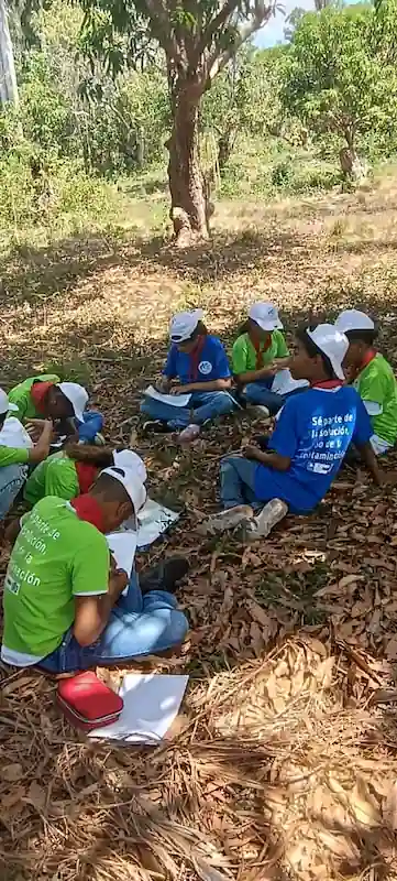 Sesión informativa en el campamento